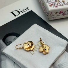 DiorHaPPyHearts花朵新款耳环🌸Dior HaPPy Hearts系列花朵耳环,五瓣心形设计 DiorHaPPyHearts花朵新款耳环🌸Dior HaPPy Hearts系列花朵耳环,五瓣心形设计