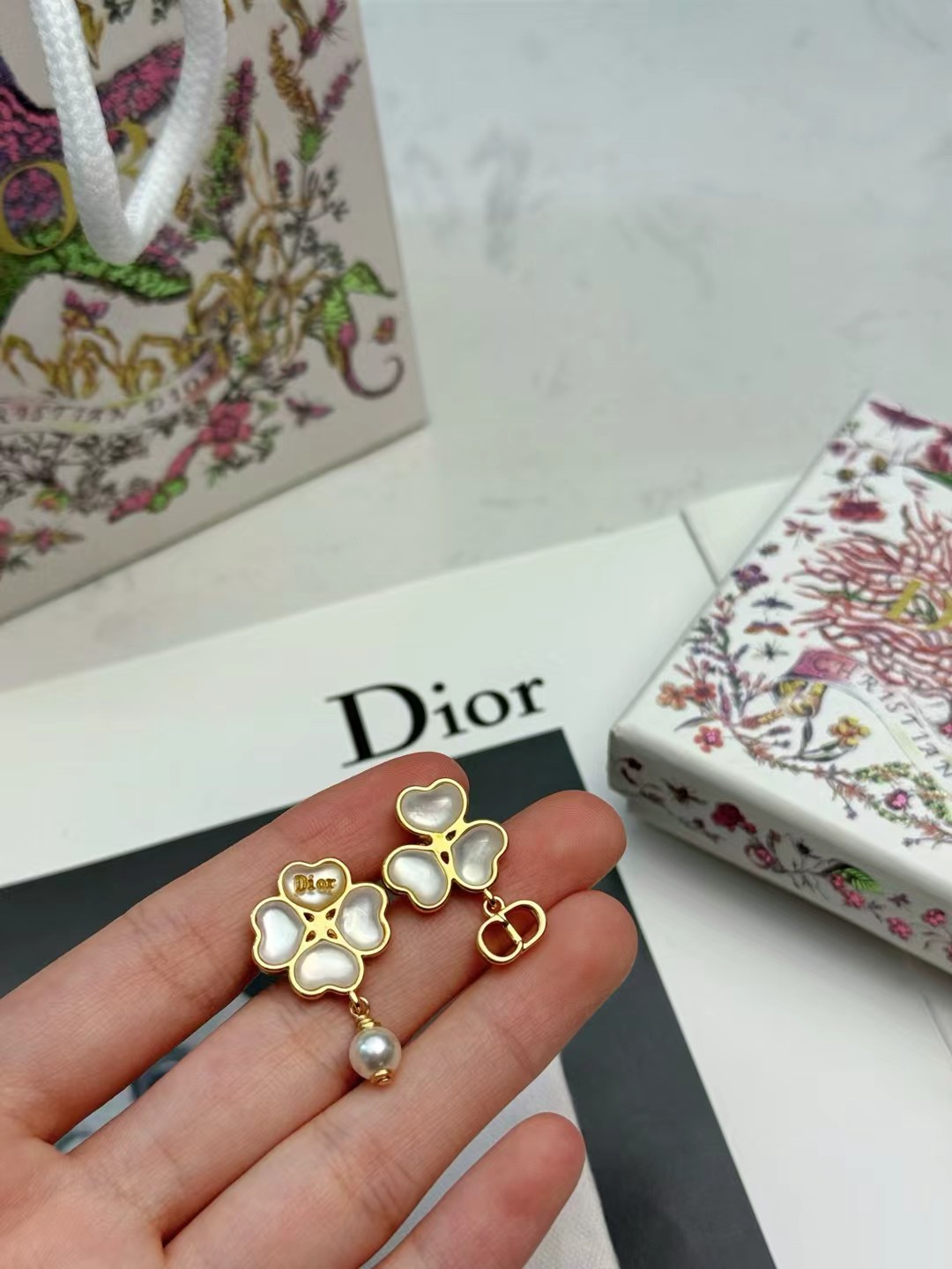 Dior四叶草新款耳钉✨Dior四叶草系列耳钉，金色金属搭配白色贝母，四叶草造型超有幸运感🍀。一侧点缀珍