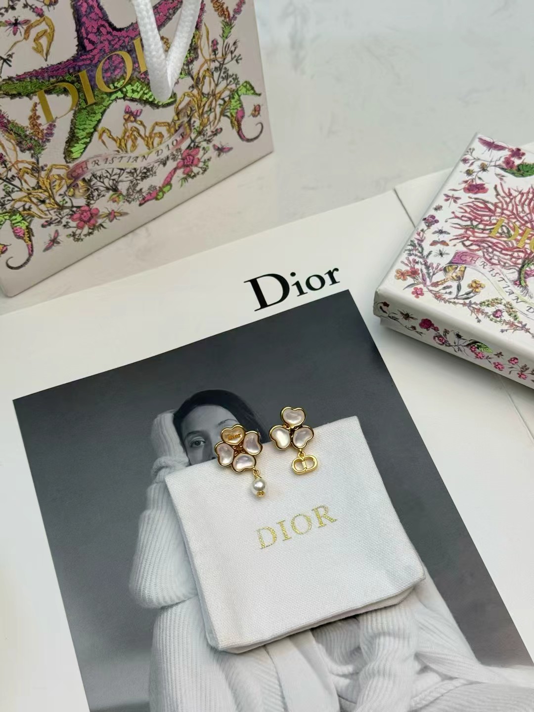 Dior四叶草新款耳钉✨Dior四叶草系列耳钉，金色金属搭配白色贝母，四叶草造型超有幸运感🍀。一侧点缀珍