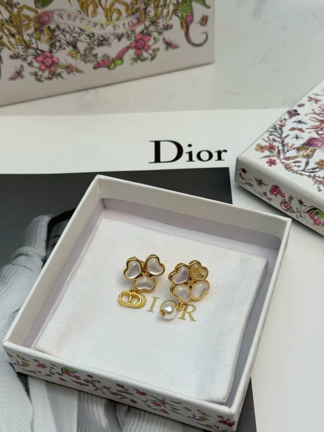 Dior四叶草新款耳钉✨Dior四叶草系列耳钉，金色金属搭配白色贝母，四叶草造型超有幸运感🍀。一侧点缀珍