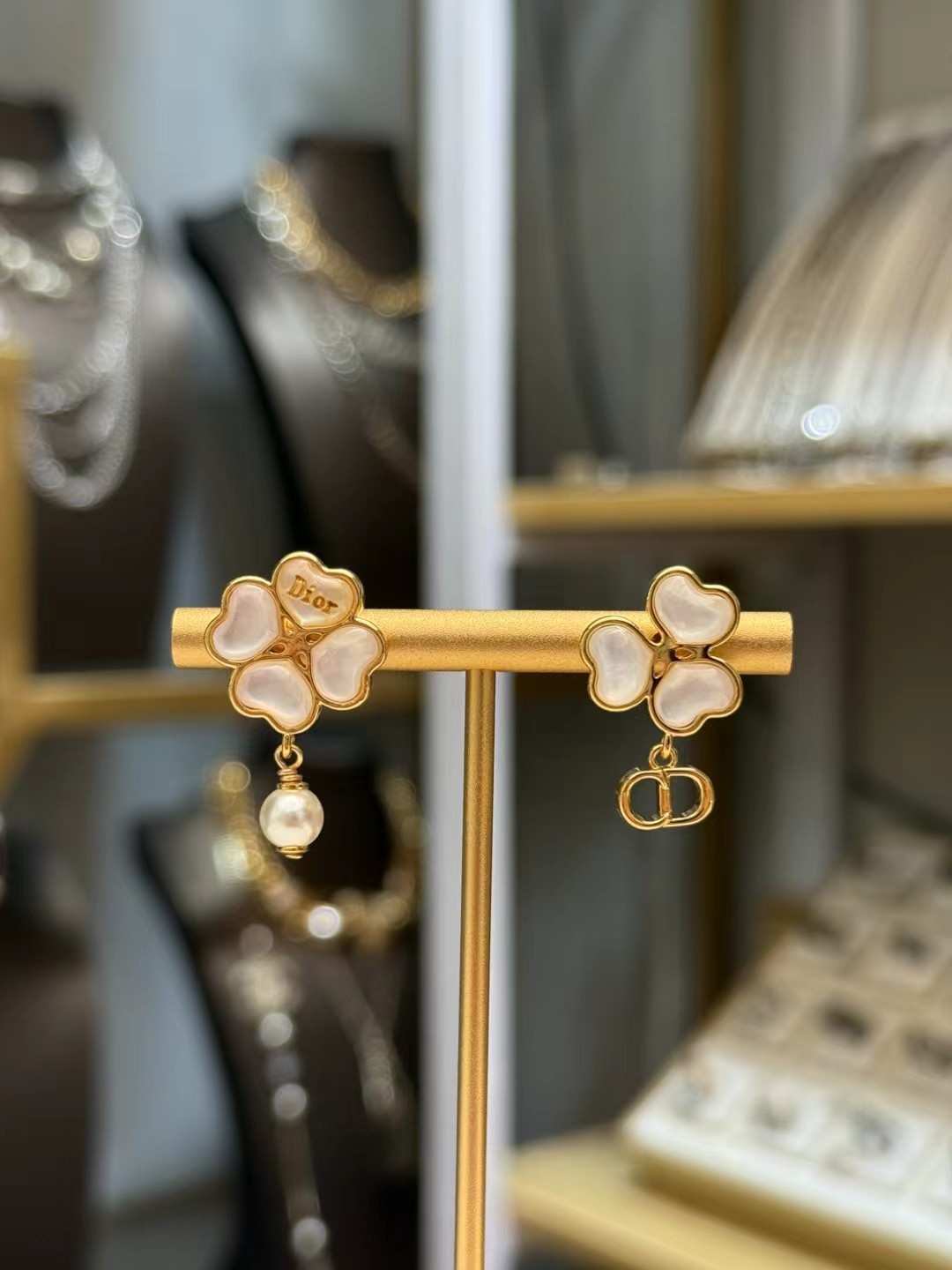 Dior四叶草新款耳钉✨Dior四叶草系列耳钉，金色金属搭配白色贝母，四叶草造型超有幸运感🍀。一侧点缀珍