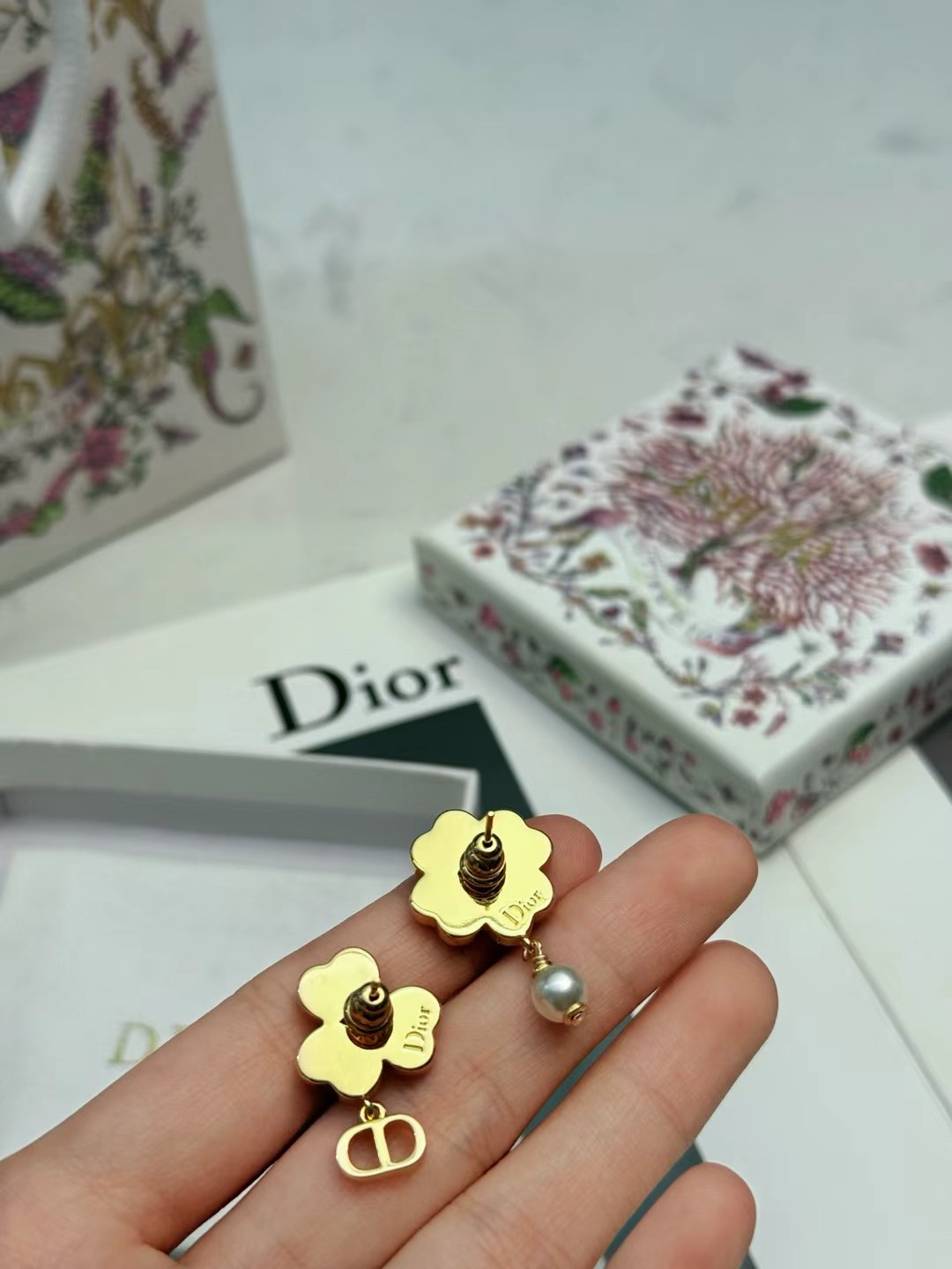 Dior四叶草新款耳钉✨Dior四叶草系列耳钉，金色金属搭配白色贝母，四叶草造型超有幸运感🍀。一侧点缀珍