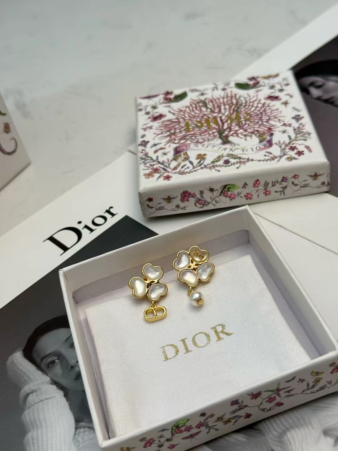 Dior四叶草新款耳钉✨Dior四叶草系列耳钉，金色金属搭配白色贝母，四叶草造型超有幸运感🍀。一侧点缀珍