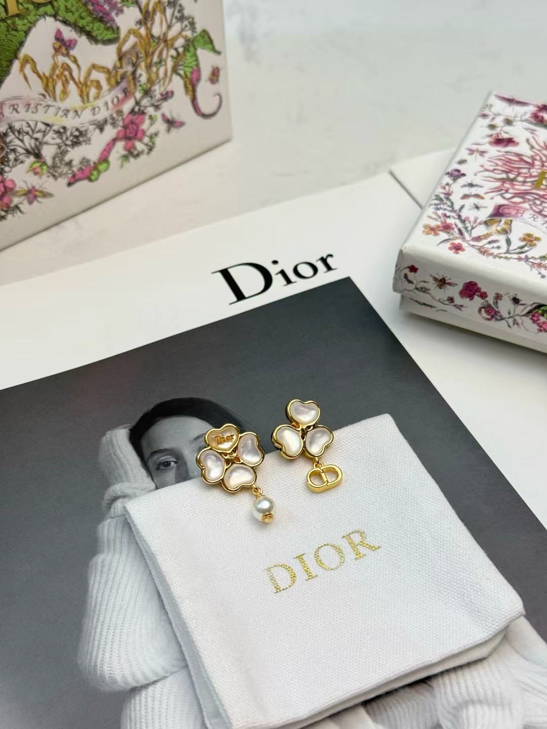 Dior四叶草新款耳钉✨Dior四叶草系列耳钉，金色金属搭配白色贝母，四叶草造型超有幸运感🍀。一侧点缀珍