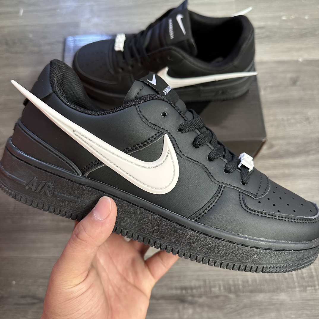 🛒万胜出厂价：65💰［原盒原标Nike限量款.工厂直销一件代发］ Nike Air Force 1 Low 空军一号低帮 长勾联名 黑色 码数36-44 男女现货 