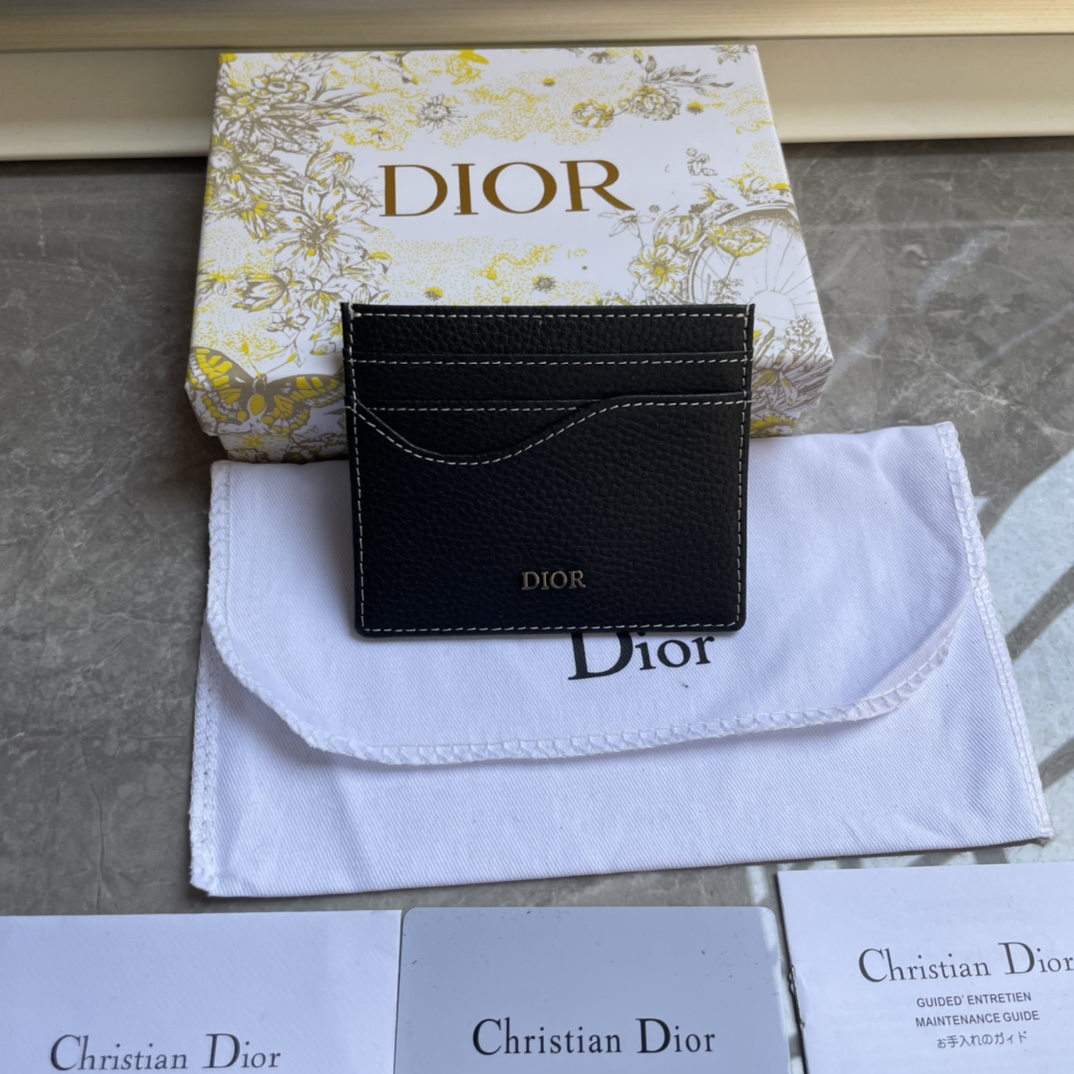 NO:204705,Saddle Clip Black Grain Cowhide No.: 2ADCH164YKK_H00N_TU Size: 10×8 (Length×H) The newly launched saddle Clip in autumn 2023 is an elegant accessory that highlights the exquisite craftsmanship of Dior. It is carefully crafted from black grain cowhide, decorated with a contrasting noodle thread, highlighting the classic silhouette of the saddle series. There are three card slots on both sides and a card slot on the top, which can store various personal items. The style is elegant, and the front is decorated with a metal cladding brass Dior logo, which can be easily placed in various pockets. The black grain cowhide is matched with a sharp contrast noodle thread. The front is metal cladding brass Dior logo. The inside is decorated with Dior embossed logo. The front is 3 card slots on the back and 3 card slots on the top. The top is 1 card slot. The dust bag is included, Prada, dior, prada, cowhide19860909马鞍卡夹黑色粒面牛皮革编号:2ADCH164YKK_H00N_TU 尺寸:10×8（长×高）二零二三秋季全新推出的马鞍卡夹是一款高雅的配饰,彰显Dior的精湛工艺.采用黑色粒面牛皮革精心制作,饰以对比鲜明的缉面线,突显马鞍系列的经典廓形,两侧分别设有三个卡槽,顶部设有一个卡槽,可收纳各种个人物品.款式优雅,正面饰以金属覆层黄铜Dior 标志,可轻松放入各式口袋中. 黑色粒面牛皮革搭配对比鲜明的缉面线正面金属覆层黄铜Dior 标志内侧饰有 Dior压花标志正面3个卡槽背面3个卡槽顶部1个卡槽内含防尘袋,普拉达,dior,prada,cowhide,Bag