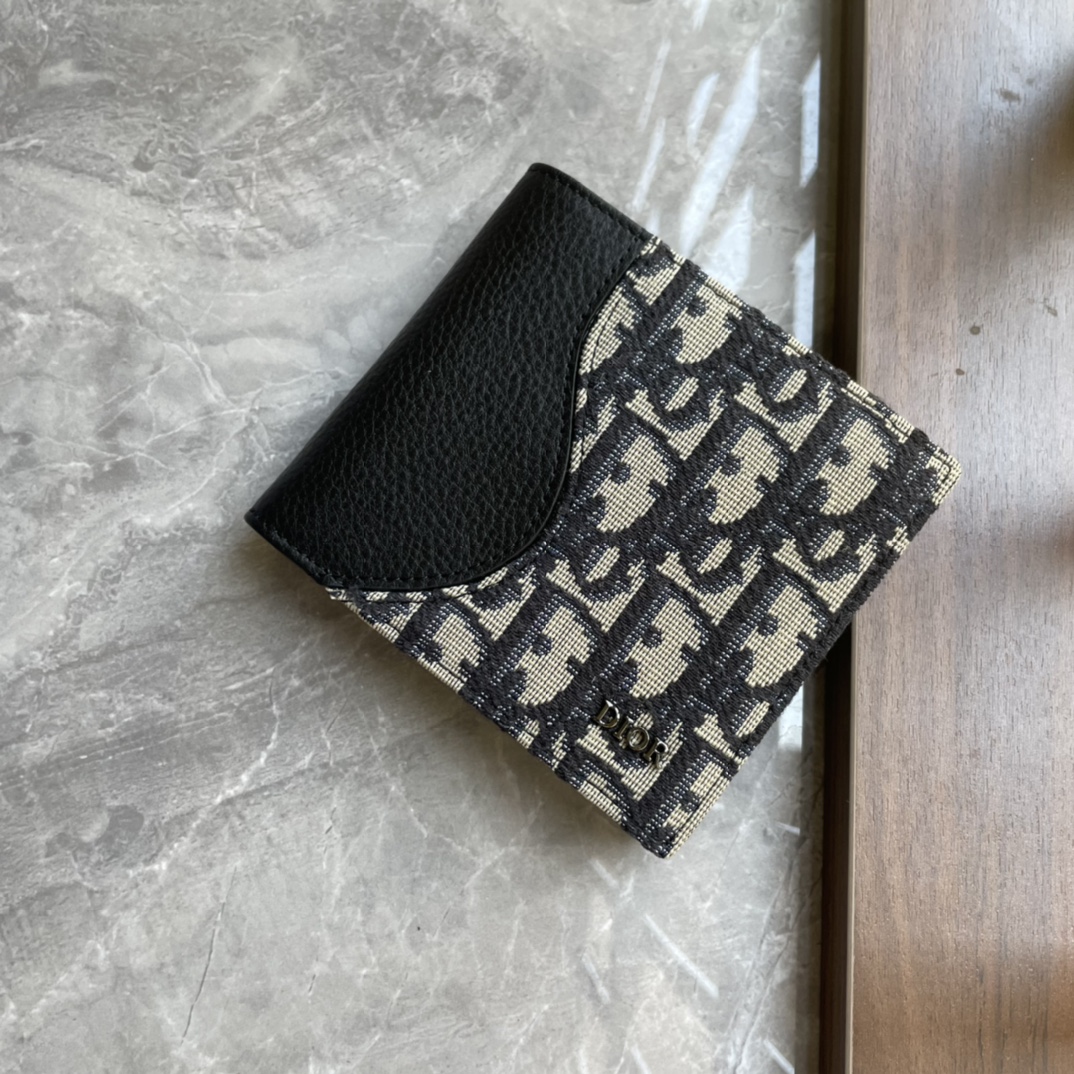 NO:204683,Saddle Wallet Black finely inlaid grained cowhide with beige and black Oblique printed fabric number: 2ADBH076YKS_H05E_TU Size: 11.5×9.5x3 cm (Length × Height × Width) The newly launched saddle wallet in autumn 2023 is elegantly shaped, demonstrating the exquisite craftsmanship of Dior. It is carefully crafted from black finely inlaid grained cowhide with beige and black Oblique printed fabric details to highlight the classic saddle silhouette, with a double cash compartment, two bill compartments and eight card slots inside. The bifold design is decorated with metal clad brass Dior logo on the front, which can be easily placed in various pockets or handbags. Black finely inlaid grained cowhide with beige and black Oblique printed fabric front metal clad brass Dior  The inside of the logo is decorated with Dior embossed logo bifold style. 1 double-layer cash compartment, 2 bill compartments and 8 card slots. The dust bag is included. Prada, dior, prada, wallets, cowhide19860909马鞍钱包 黑色细工镶嵌粒面牛皮革搭配米色和黑色 Oblique 印花面料编号:2ADBH076YKS_H05E_TU 尺寸:11.5×9.5x3厘米（长×高×宽）二零二三秋季全新推出的马鞍钱包造型高雅,彰显Dior 的精湛工艺.采用黑色细工镶嵌粒面牛皮革精心制作,饰以米色和黑色 Oblique 印花面料细节,突显经典的马鞍廓形,内部设有一个双层现金隔层、两个票据隔层和八个卡槽.双折设计,正面饰以金属覆层黄铜Dior 标志,可轻松放入各式口袋或手袋中. 黑色细工镶嵌粒面牛皮革搭配米色和黑色 Oblique 印花面料正面金属覆层黄铜Dior 标志内侧饰有Dior压花标志双折款式 1个双层现金隔层、2个票据隔层和8个卡槽内含防尘袋,普拉达,dior,prada,wallets,cowhide,Bag