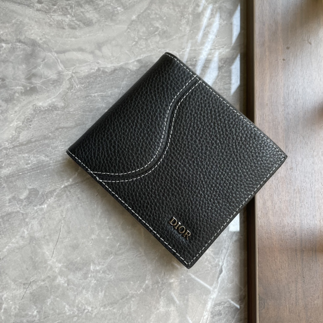 NO:204692,Saddle Wallet Black Fine Inlaid Grained Cowhide Leather Number: 2ADBH076YKK_H00N_TU Size 11.5×9.5×3 cm (Length × Height × Width) The newly launched Saddle Wallet in 2023 is elegant in shape, demonstrating the exquisite craftsmanship of Dior. It is carefully crafted with black Fine Inlaid Grained Cowhide Leather, decorated with a contrasting slit to highlight the classic silhouette of the saddle series. It has a double-layer cash compartment, two bill compartments and eight card slots inside. The bifold design is decorated with metal clad brass Dior logo on the front, which can be easily placed in various pockets or handbags. The black Fine Inlaid Grained Cowhide Leather is paired with a contrasting silhouette of the front metal clad brass Dior logo on the inside is decorated with Dior embossed logo on the inside  1 double-layer cash compartment, 2 bill compartments and 8 card slots contain dust bags, prada, dior, prada, wallets, cowhide19860909马鞍钱包 黑色细工镶嵌粒面牛皮革 编号:2ADBH076YKK_H00N_TU尺寸11.5×9.5×3厘米（长×高×宽）二零二三秋季全新推出的马鞍钱包造型高雅,彰显Dior的精湛工艺.采用黑色细工镶嵌粒面牛皮革精心制作,饰以对比鲜明的缉面线,突显马鞍系列的经典廓形,内部设有一个双层现金隔层、两个票据隔层和八个卡槽.双折设计,正面饰以金属覆层黄铜Dior标志,可轻松放入各式口袋或手袋中. 黑色细工镶嵌粒面牛皮革搭配对比鲜明的缉面线正面金属覆层黄铜Dior标志内侧饰有Dior压花标志双折款式 1个双层现金隔层、2个票据隔层和8个卡槽内含防尘袋,普拉达,dior,prada,wallets,cowhide,Bag