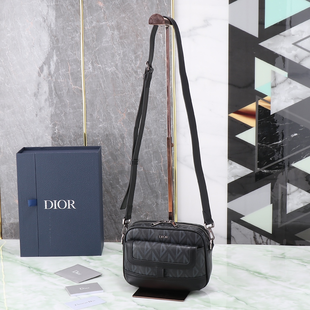 Pequeño (original de primer nivel con caja azul) Este bolso mensajero Dior Hit the Road es una novedad de esta temporad…