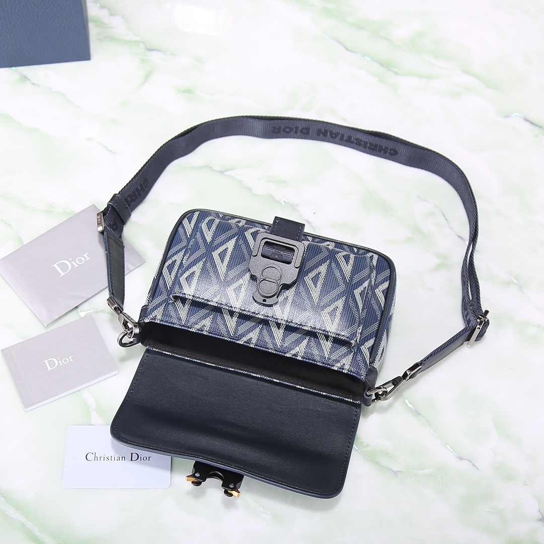 这款 Dior Hit the Road 手袋是二零二三春夏成衣系列新品,将现代风格与 Dior 的高订精神融为一体 6