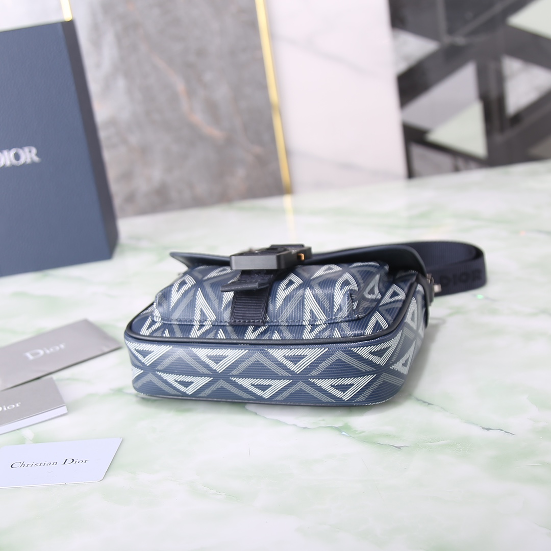 这款 Dior Hit the Road 手袋是二零二三春夏成衣系列新品,将现代风格与 Dior 的高订精神融为一体 5