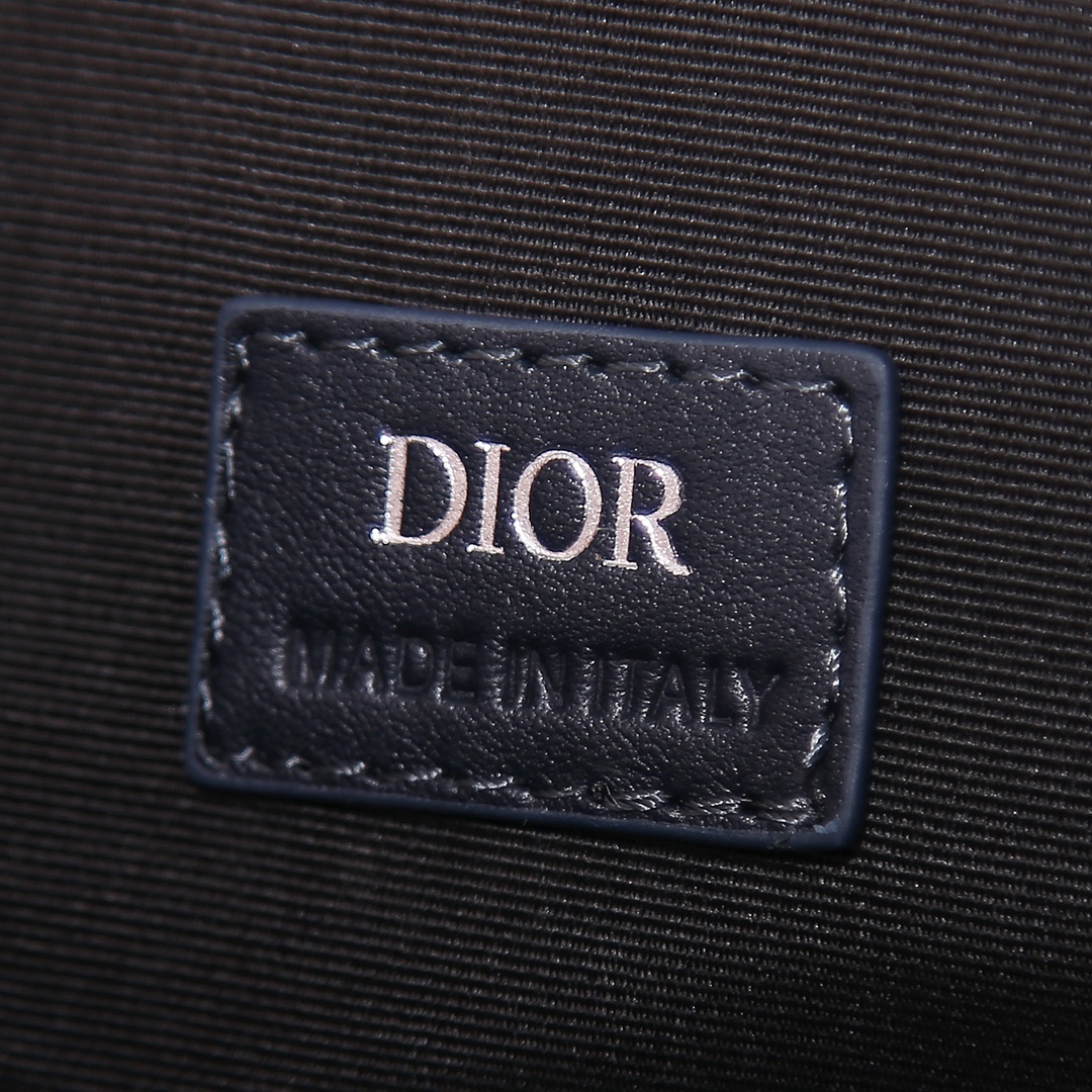 这款 Dior Hit the Road 手袋是二零二三春夏成衣系列新品,将现代风格与 Dior 的高订精神融为一体 9