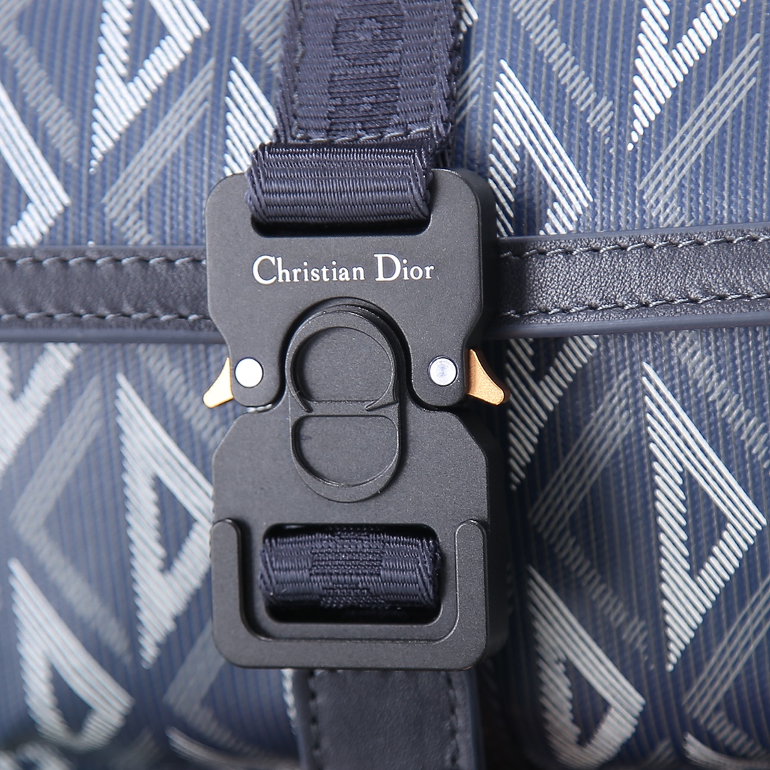 这款 Dior Hit the Road 手袋是二零二三春夏成衣系列新品,将现代风格与 Dior 的高订精神融为一体 7