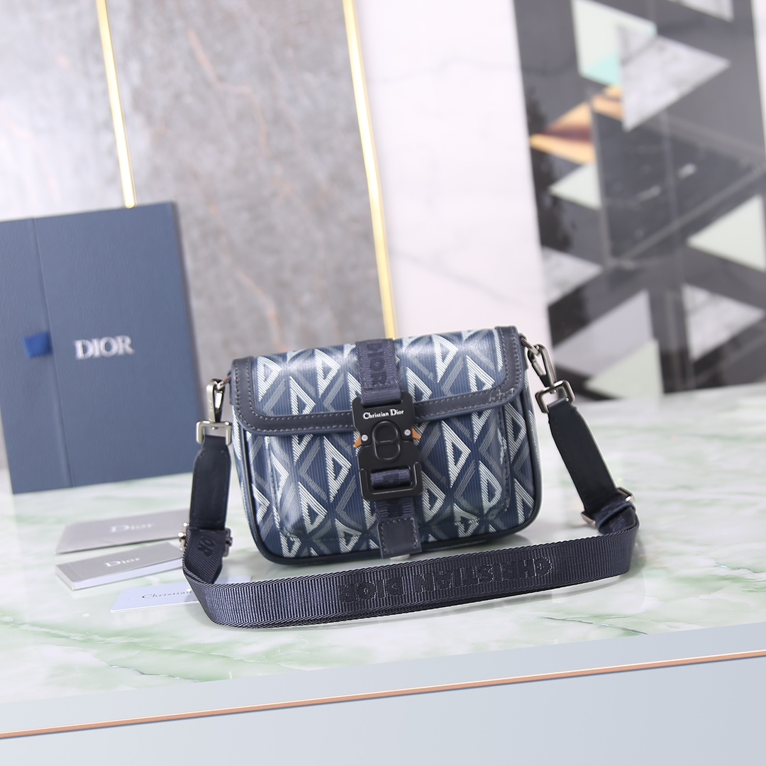 这款 Dior Hit the Road 手袋是二零二三春夏成衣系列新品,将现代风格与 Dior 的高订精神融为一体 2