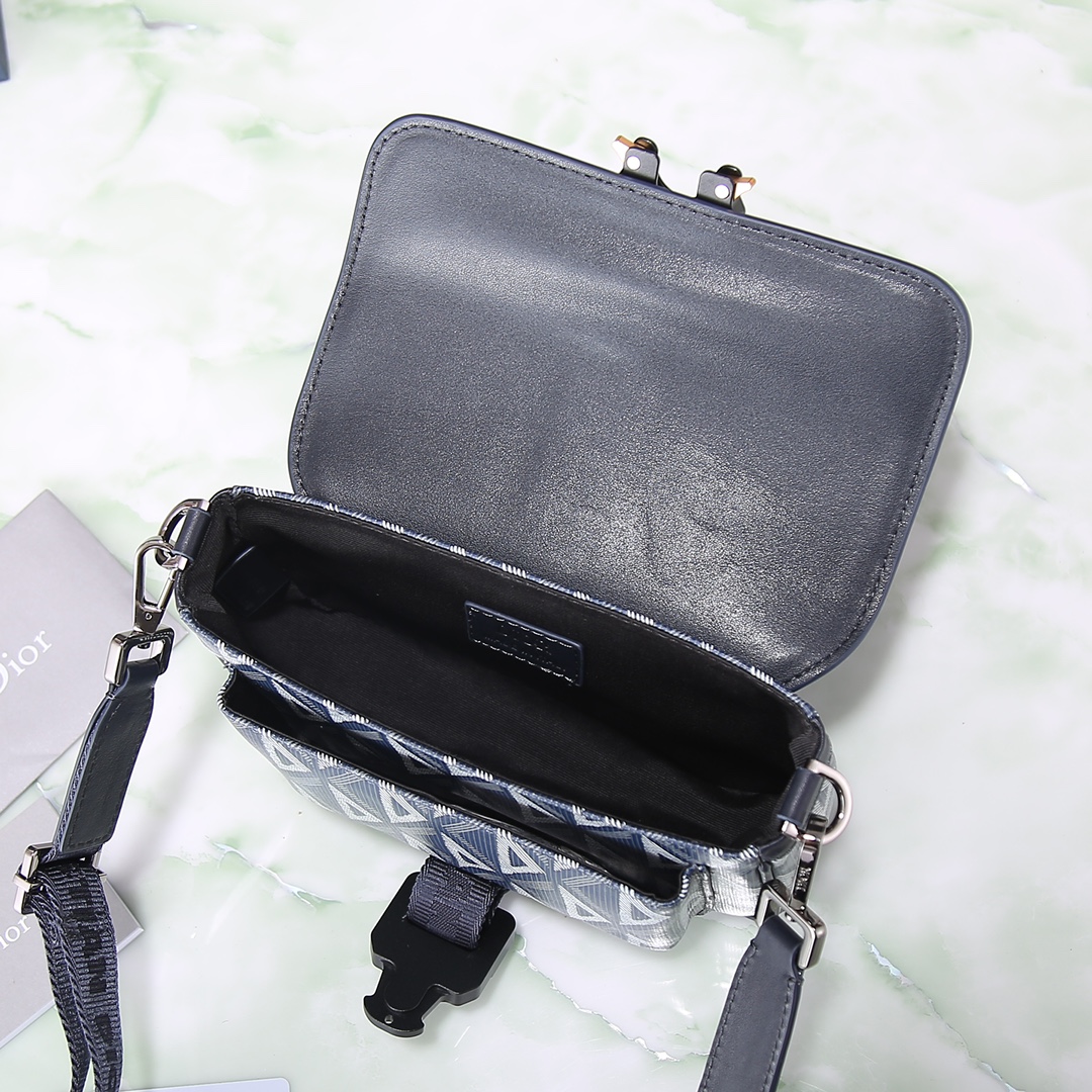 这款 Dior Hit the Road 手袋是二零二三春夏成衣系列新品,将现代风格与 Dior 的高订精神融为一体 8