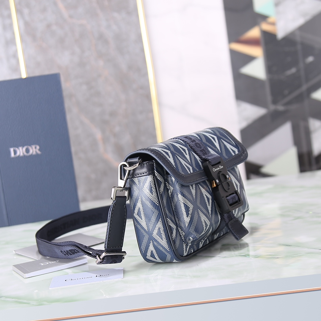 这款 Dior Hit the Road 手袋是二零二三春夏成衣系列新品,将现代风格与 Dior 的高订精神融为一体 3