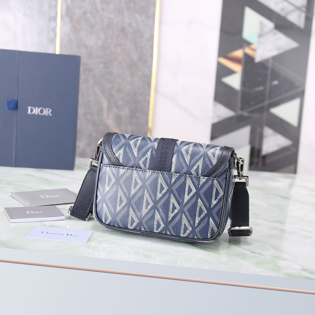 这款 Dior Hit the Road 手袋是二零二三春夏成衣系列新品,将现代风格与 Dior 的高订精神融为一体 4