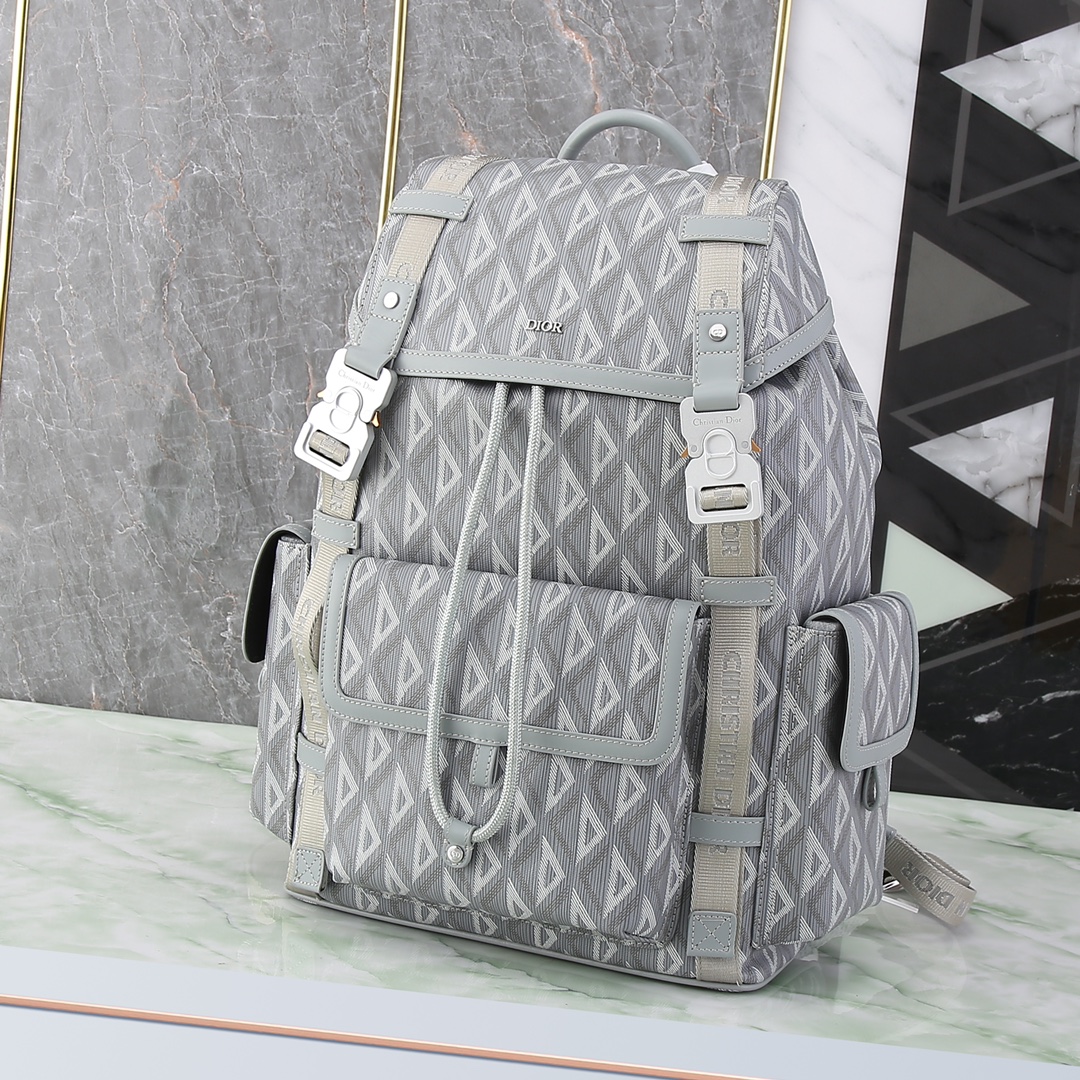 Esta mochila Dior Hit the Road es el nuevo modelo de esta temporada, que combina un estilo moderno con el espíritu de a…