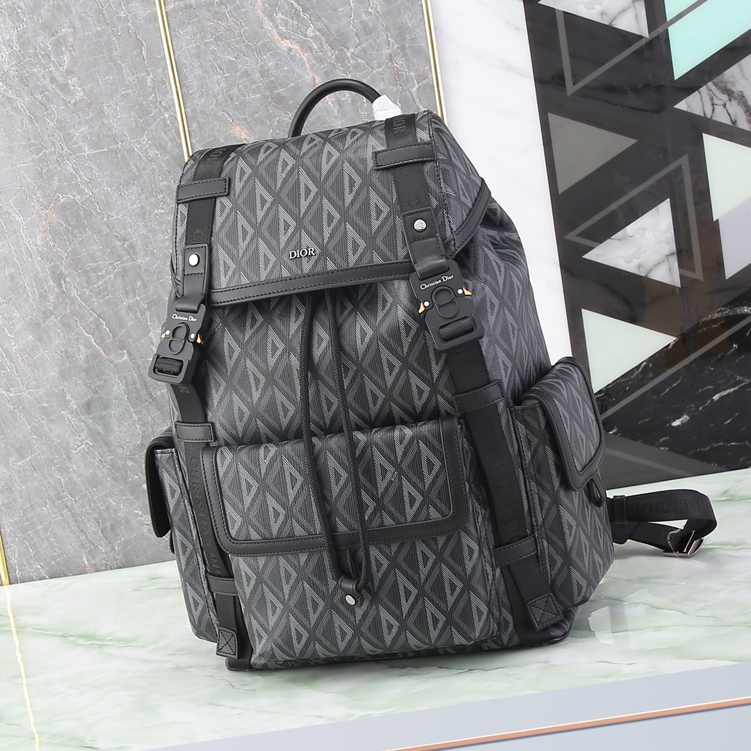 Esta mochila Dior Hit the Road es el nuevo modelo de esta temporada, que combina un estilo moderno con el espíritu de a…