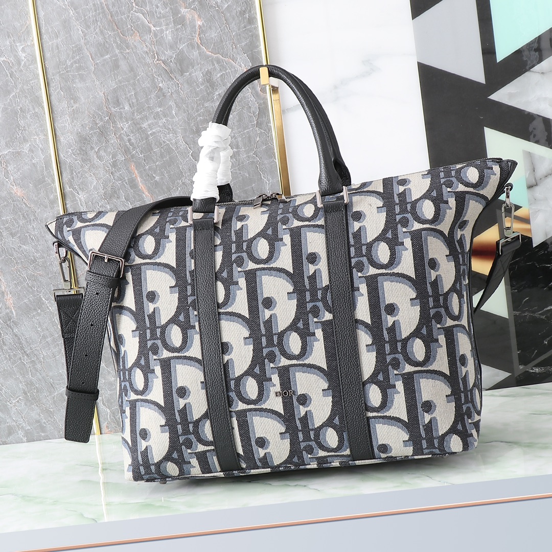 Dior♣️BOLSO DE VIAJE WEEKENDER 40 "Tela azul" Este bolso Weekender 40 es una novedad de la colección de moda masculina …