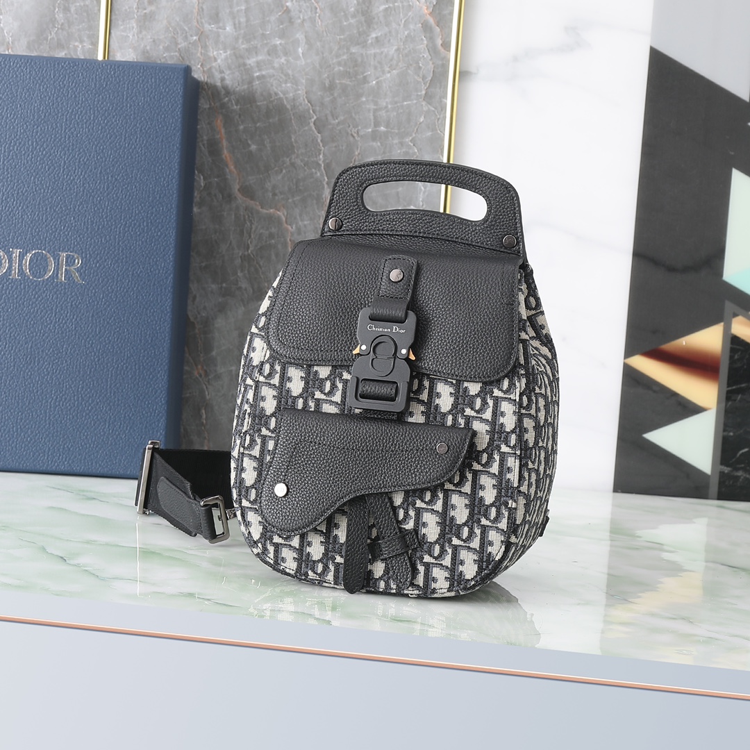 (Versión de hombro) El bolso de hombro Gallop es una pieza elegante con una nueva interpretación del logotipo clásico d…