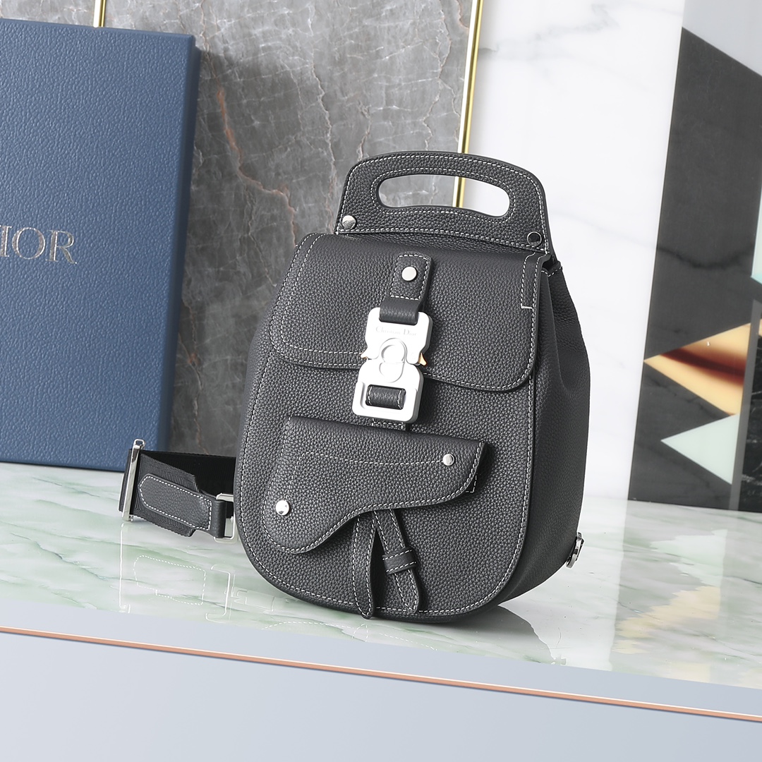 (Versión de hombro) El bolso de hombro Gallop es una pieza elegante con una nueva interpretación del logotipo clásico d…