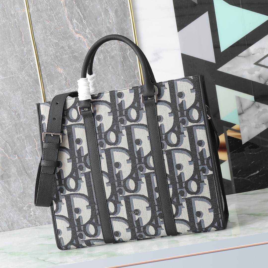 Número: 1ESSH232YXL_H27E Este bolso East-West es una nueva incorporación a la colección masculina de primavera de 2024 …