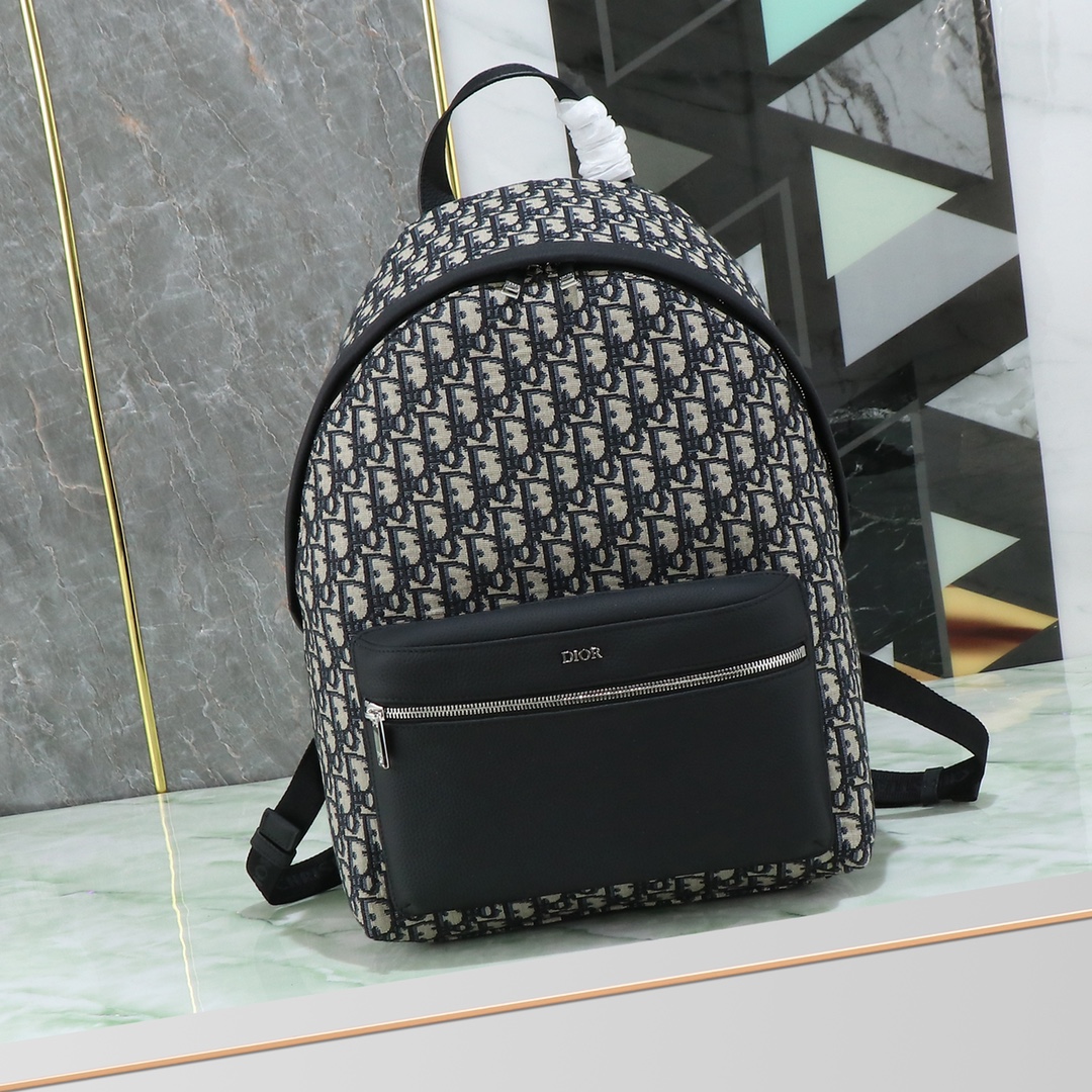 La mochila Rider tiene una silueta sencilla y un estilo clásico, preppy y exuberante. Elegante y moderno, está confecci…
