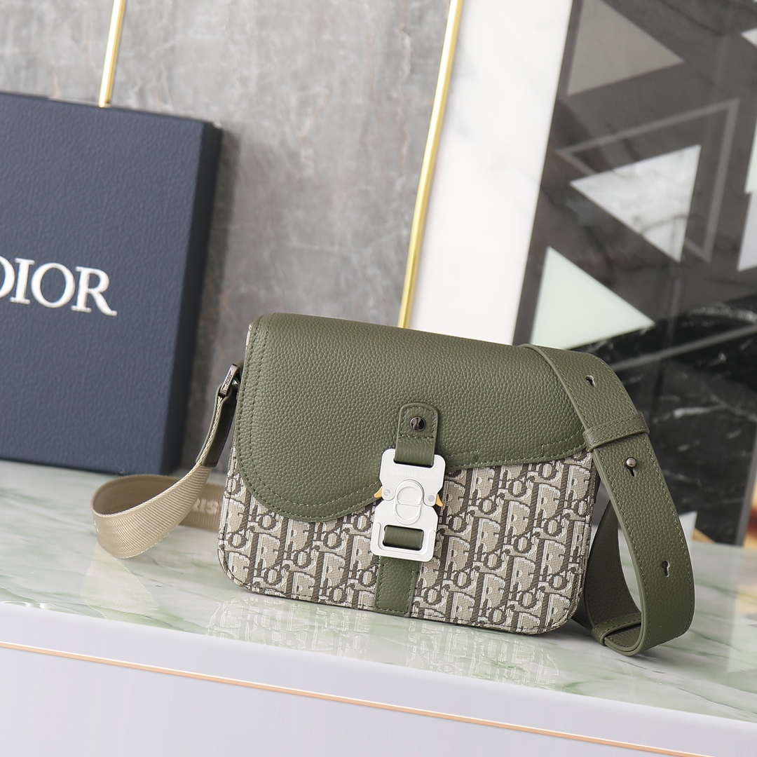 Este pequeño bolso bandolera de silla de montar presenta un diseño de solapa, elegante y moderno. Confeccionado en lona…