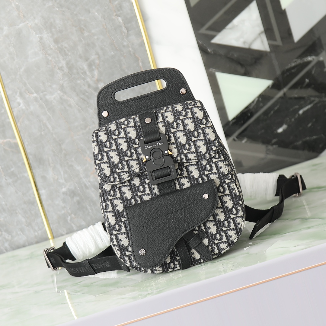 Top original. Esta mochila mini tipo silla de montar Dio Oblique jacquard está decorada con detalles icónicos de piel d…