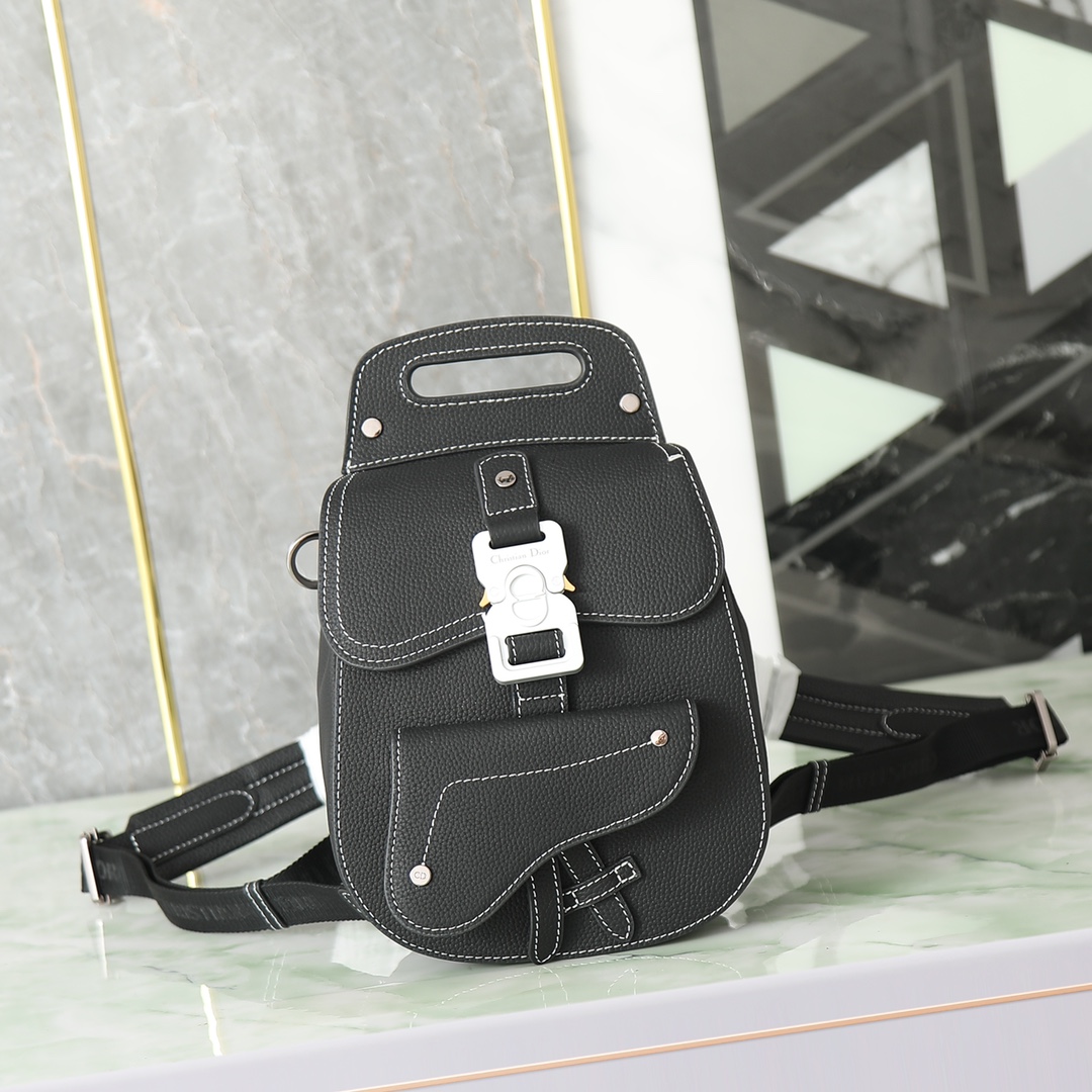 Top original. Esta mochila mini tipo silla de montar Dio Oblique está decorada con detalles icónicos de piel de becerro…