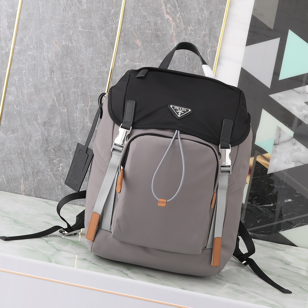 NO:895574,. Exclusive launch of 2VZ135 backpack. This nylon backpack is decorated with Saffiano leather trim, using creativity and technology to create a unique style. Multiple pockets and technical material padding on the back have design features. A new style among classics, fashionable and elegant, and a classic that will never go out of style. Length 27x height 45x bottom 17cm, Prada [running price], prada, backpacks19860909. 独家首发2VZ135双肩背包这款尼龙背包饰有Saffiano皮革饰边,用创意与科技打造别致格调.多个口袋和科技材质加衬背面颇具设计特色.经典中的新款,时尚又大气又是一款永久不过时的经典款长27x高45x底17cm,普拉达【跑量价】,prada,backpacks,Bag