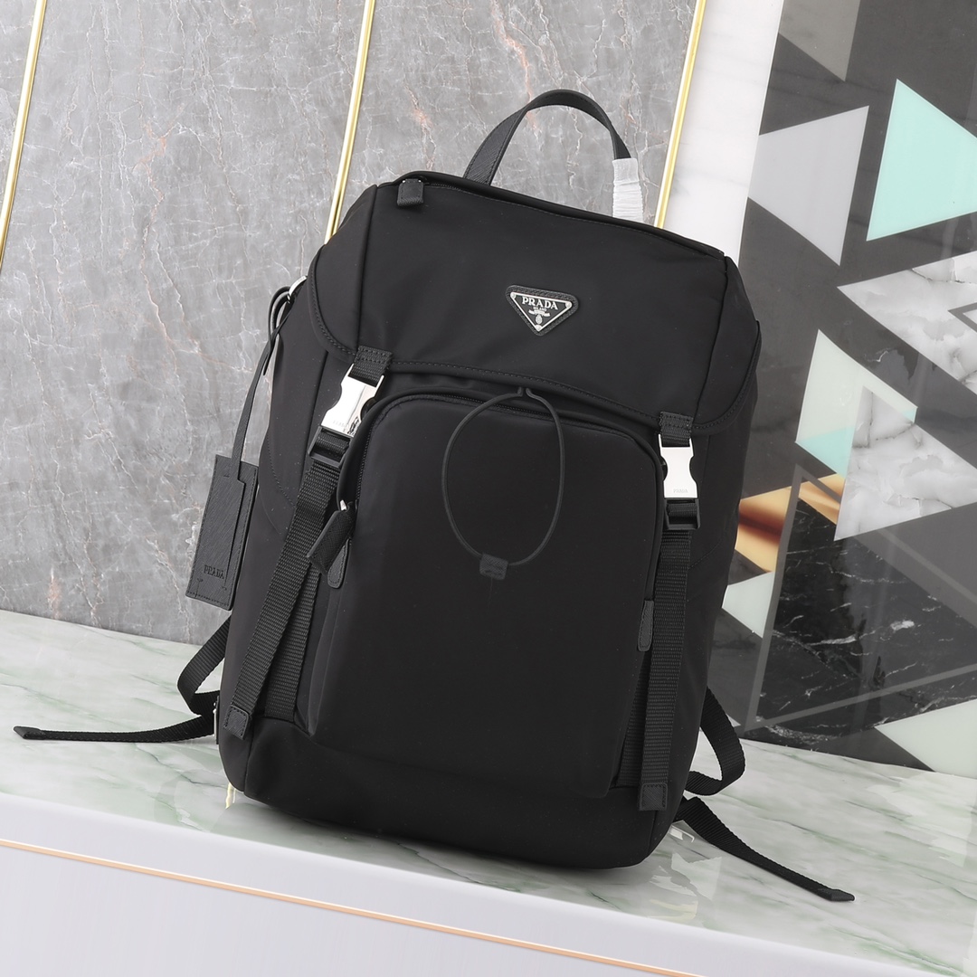 NO:895583,The first batch of exclusive 2VZ135 backpacks. This nylon backpack is decorated with Saffiano leather trim, using creativity and technology to create a unique style. Multiple pockets and technical material padding on the back have design features. A new style among classics, fashionable and elegant, and a classic that will never go out of style. Length 27x height 45x bottom 17cm, Prada [running price], prada, backpacks19860909批独家首发2VZ135双肩背包这款尼龙背包饰有Saffiano皮革饰边,用创意与科技打造别致格调.多个口袋和科技材质加衬背面颇具设计特色.经典中的新款,时尚又大气又是一款永久不过时的经典款长27x高45x底17cm,普拉达【跑量价】,prada,backpacks,Bag