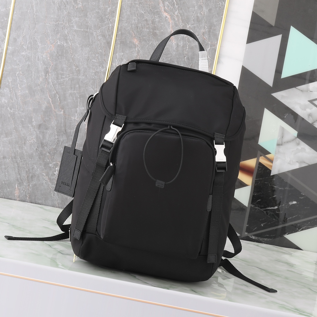 NO:895558,The first batch of exclusive 2VZ135 backpacks. This nylon backpack is decorated with Saffiano leather trim, using creativity and technology to create a unique style. Multiple pockets and technical material padding on the back have design features. A new style among classics, fashionable and elegant, and a classic that will never go out of style. Length 27x height 45x bottom 17cm, Prada [running price], prada, backpacks19860909批独家首发2VZ135双肩背包这款尼龙背包饰有Saffiano皮革饰边,用创意与科技打造别致格调.多个口袋和科技材质加衬背面颇具设计特色.经典中的新款,时尚又大气又是一款永久不过时的经典款长27x高45x底17cm,普拉达【跑量价】,prada,backpacks,Bag