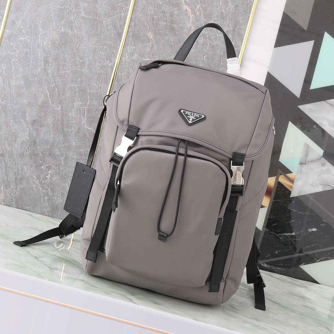NO:895566,The first batch of exclusive 2VZ135 backpacks. This nylon backpack is decorated with Saffiano leather trim, using creativity and technology to create a unique style. Multiple pockets and technical material padding on the back have design features. A new style among classics, fashionable and elegant, and a classic that will never go out of style. Length 27x height 45x bottom 17cm, Prada [running price], prada, backpacks19860909批独家首发2VZ135双肩背包这款尼龙背包饰有Saffiano皮革饰边,用创意与科技打造别致格调.多个口袋和科技材质加衬背面颇具设计特色.经典中的新款,时尚又大气又是一款永久不过时的经典款长27x高45x底17cm,普拉达【跑量价】,prada,backpacks,Bag