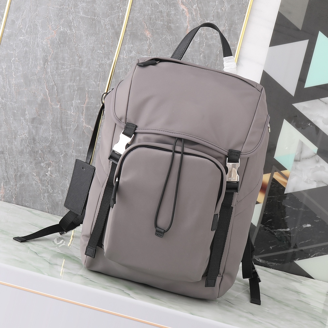 NO:895582,Batch. Exclusive first launch of 2VZ135 backpack. This nylon backpack is decorated with Saffiano leather trim, using creativity and technology to create a unique style. Multiple pockets and technical material lining on the back have quite design features. A new style among classics, fashionable and elegant, and a classic that will never go out of style. Length 27x height 45x base 17cm, Prada [running price], prada, backpacks19860909批. 独家首发2VZ135双肩背包这款尼龙背包饰有Saffiano皮革饰边,用创意与科技打造别致格调.多个口袋和科技材质加衬背面颇具设计特色.经典中的新款,时尚又大气又是一款永久不过时的经典款长27x高45x底17cm,普拉达【跑量价】,prada,backpacks,Bag
