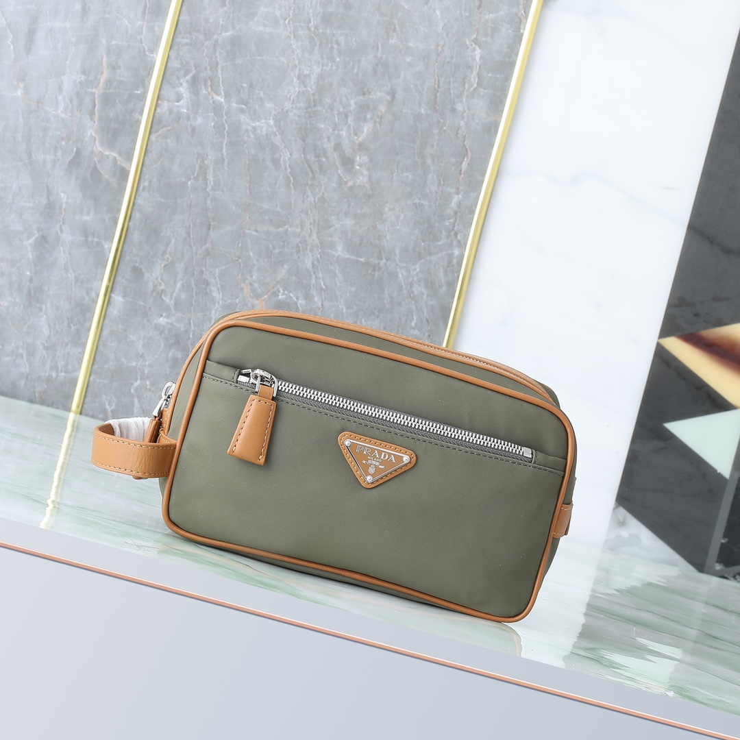 NO:853378,Top original order quality!  Model 819 This practical and stylish small bag is made of Re-Nylon, an innovative fabric that comes from plastics recycled and purified from the ocean. It is exquisite and compact, with an outer bag, decorated with leather trim, and a zippered pocket, embellished with the iconic enameled triangle metal logo. ●With handle ●Enameled triangle metal logo on the front ●Zip closure ●2 zippered outer pockets ●Zipped inner pocket·Lined  Width: 22 cm, height: 12.5 cm, length: 11 cm, Prada [price based on quantity], prada19860909顶级原单品质！型号819这款实用而时尚的小包选用再生尼龙(Re-Nylon)打造,这种创新面料来自海洋中回收净化的塑料.精致小巧,搭配外袋,饰以皮革饰边,搭配拉链口袋,点缀以标志性的涂珐琅三角形金属徽标.●带手柄 ●正面涂珐琅三角形金属徽标●拉链开合●2个拉链外袋●拉链内袋·带衬里 宽度:22厘米,高度:12.5厘米,长度:11厘米,普拉达【跑量价】,prada,Bag