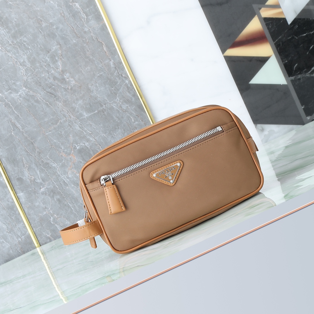 NO:754694,Top original order quality!  Model 819 in the latest cork beige. This practical yet stylish bag is made of Re-Nylon, an innovative fabric that comes from plastics recycled and purified from the ocean. Exquisite and compact, it comes with an outer bag decorated with leather trim and a zippered pocket embellished with the iconic enameled triangle metal logo. ●With handles ●Enameled triangle metal logo on the front ●Zip closure ●2 zippered outer pockets ●Zipped inner pocket·Lined  Width: 22 cm, height: 12.5 cm, length: 11 cm, Prada [price based on quantity], prada19860909顶级原单品质！型号819最新软木米色.这款实用而时尚的小包选用再生尼龙(Re-Nylon)打造,这种创新面料来自海洋中回收净化的塑料.精致小巧,搭配外袋,饰以皮革饰边,搭配拉链口袋,点缀以标志性的涂珐琅三角形金属徽标.●带手柄 ●正面涂珐琅三角形金属徽标●拉链开合●2个拉链外袋●拉链内袋·带衬里 宽度:22厘米,高度:12.5厘米,长度:11厘米,普拉达【跑量价】,prada,Bag