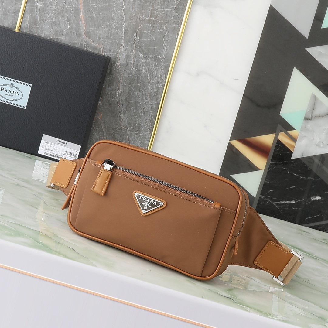 NO:920218,The classic hot model 2VL977 in a new color matching box has arrived. It is made of imported nylon material. Adjustable nylon belt with buckle, zipper closure, polished steel hardware, internal logo plate, external enameled triangle logo, can be used as a waist bag and chest bag. The unisex model is a popular model that will never go out of style. Length 21x height 12.5x bottom 4.5cm, Prada [price by volume], prada19860909新色配盒子经典爆款2VL977到货采用进口尼龙材质 可调节尼龙腰带配带扣,拉链封口,抛光钢质硬件,内部徽标铭牌,外部涂珐琅三角形徽标,可当腰包和胸包,男女共用款又是一款永久不过时的爆款长21x高12.5x底4.5cm,普拉达【跑量价】,prada,Bag