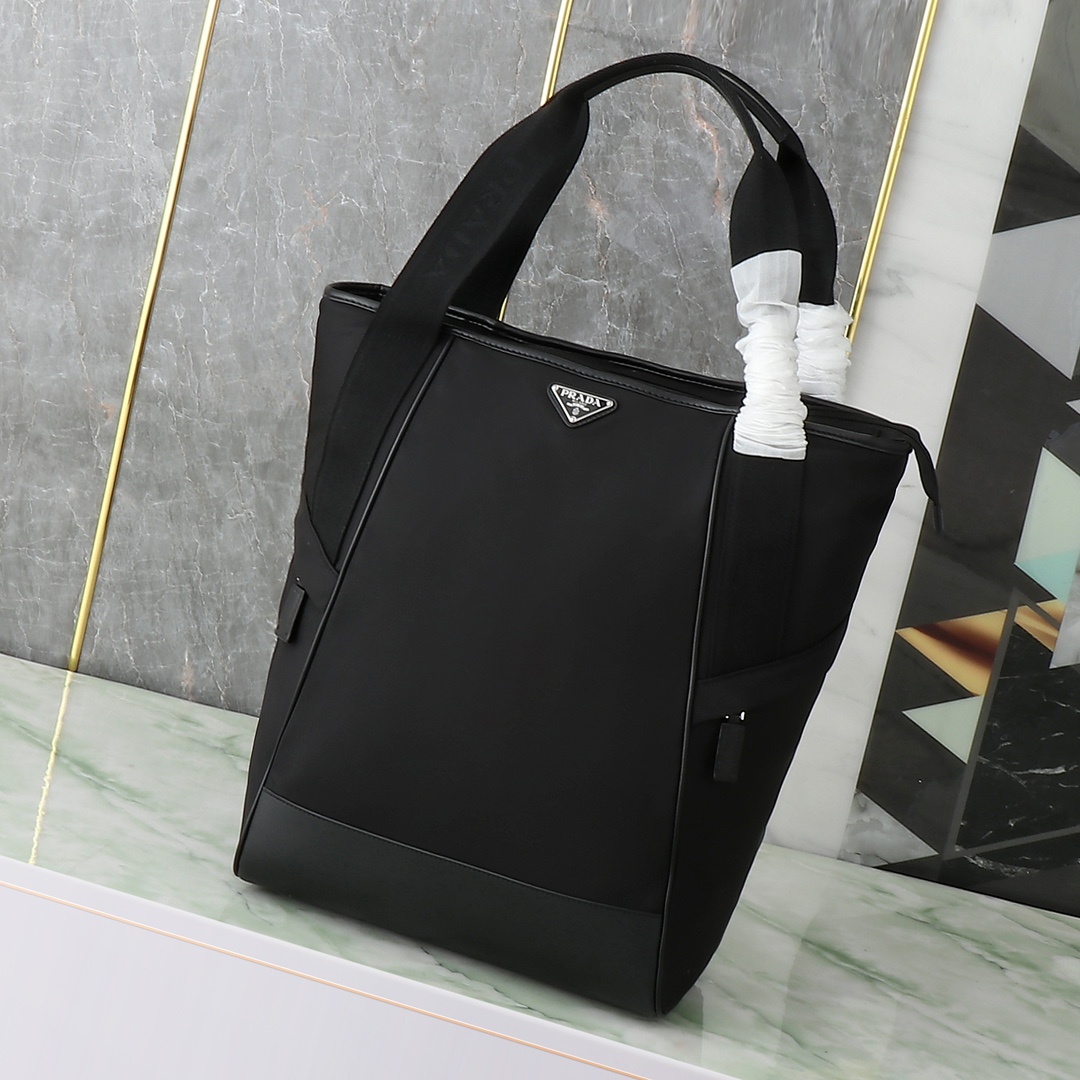 NO:895630,New tote bag 2VG119 This tote bag uses geometric lines to outline a distinct architectural silhouette, cleverly combining aesthetics and functionality. The large-capacity design is equipped with woven bag handles and has two large practical diagonal pockets. The utilitarian Re-Nylon bag body is embellished with leather details and decorated with an enameled triangle metal logo. It is lightweight and practical, handsome guys, hurry up and get it.  Length 31.5x height 42x bottom 17cm, Prada [price based on quantity], prada, totes19860909新款托特包2VG119 这款托特包运用几何线条勾勒出鲜明的建筑感廓形,巧妙结合美学与功能.大容量设计搭配编织袋提手,设有两个大号实用斜口袋.以皮革细节点缀实用主义Re-Nylon包体,饰有涂珐琅三角形金属徽标.轻便又实用,帅哥们,赶紧入手吧 长31.5x高42x底17cm,普拉达【跑量价】,prada,totes,Bag