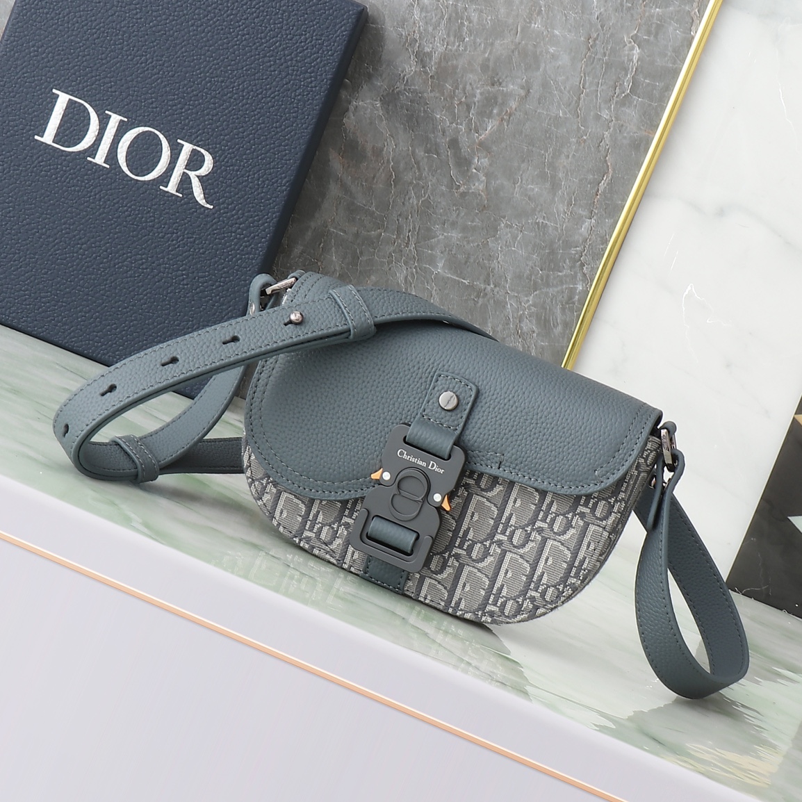 Este bolso bandolera de tapa de silla de montar presenta un diseño elegante con solapa, que realza una sofisticada eleg…