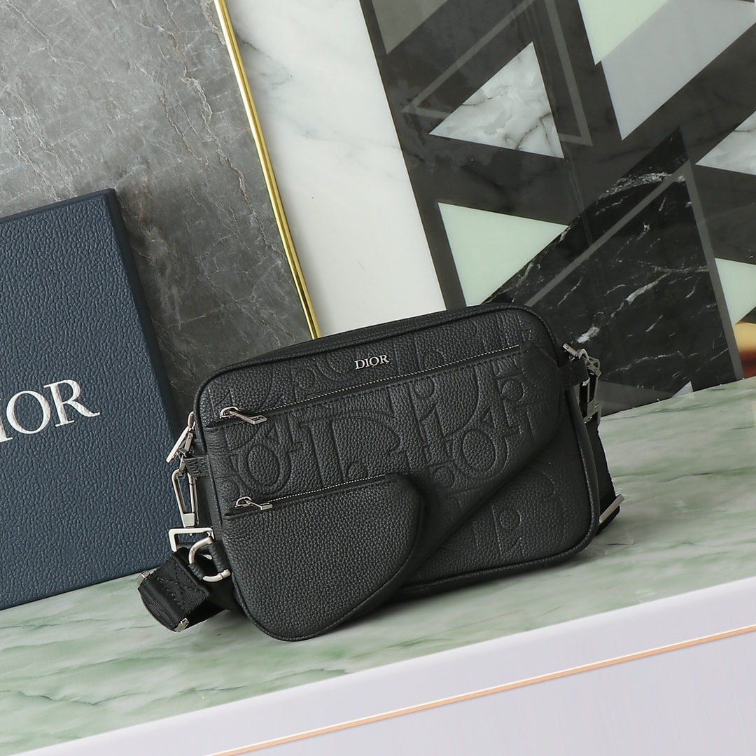 Bolso de mano Saddle de tres piezas en negro, piel con efecto estampado Dior Gravity... ,000 Referencia: 1ADPO276LLG_H0…