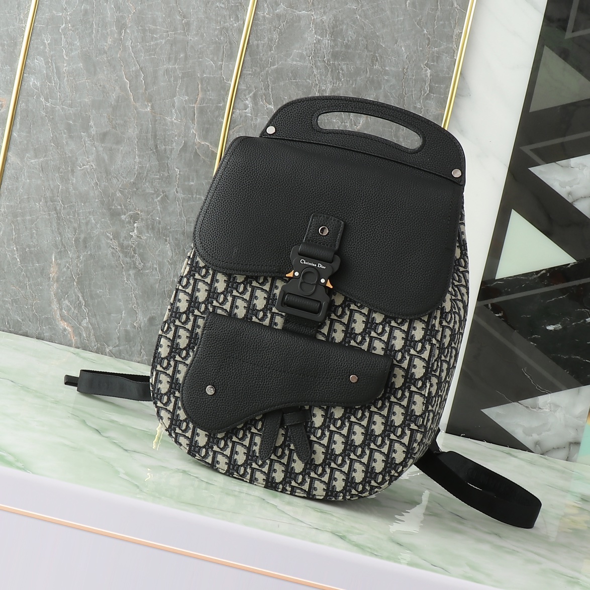 La mochila P Gallop presenta un diseño original y moderno que resalta el icónico estilo silla de montar. Piel de terner…