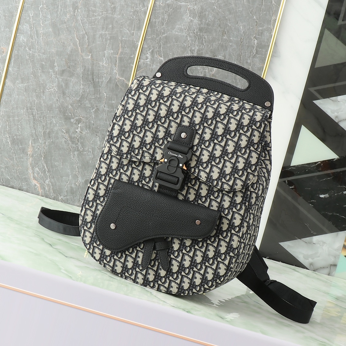 Esta mochila Gallop presenta un diseño original y moderno que resalta el icónico estilo silla de montar. Confeccionada …