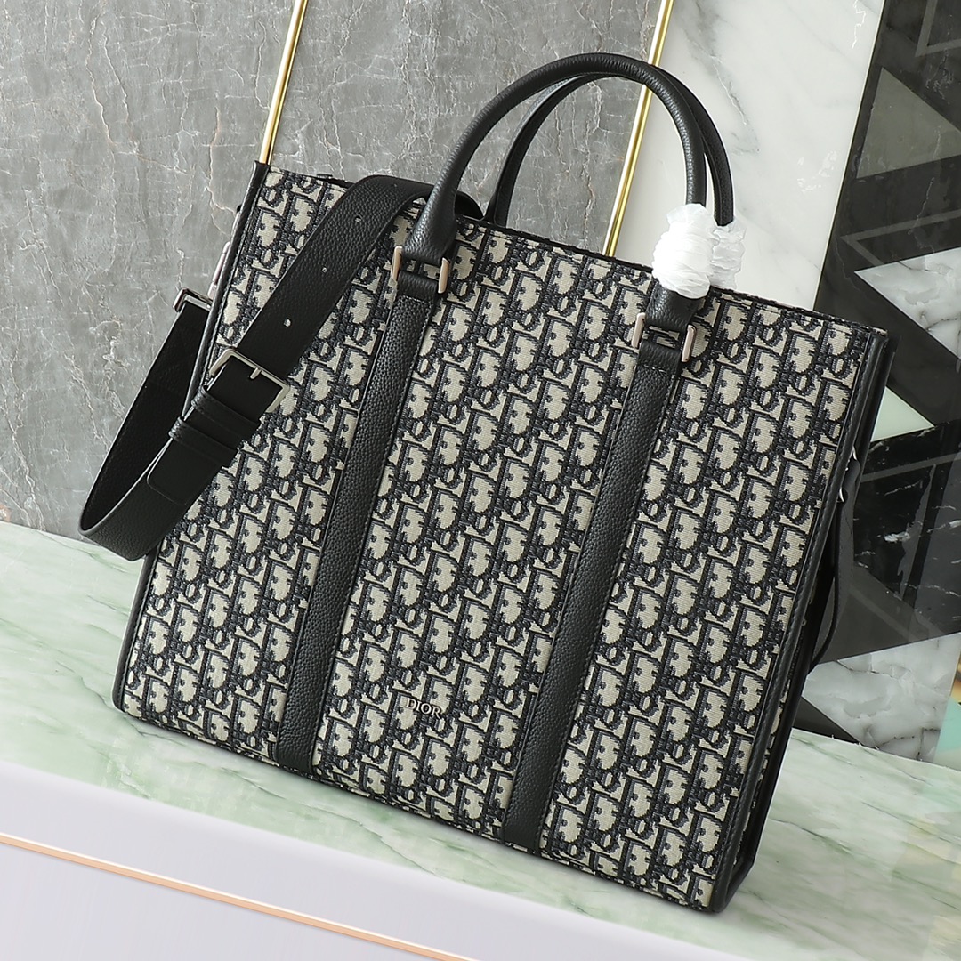 Este bolso East-West muestra un estilo elegante y atemporal. Confeccionado en lona con estampado Oblique en beige y neg…
