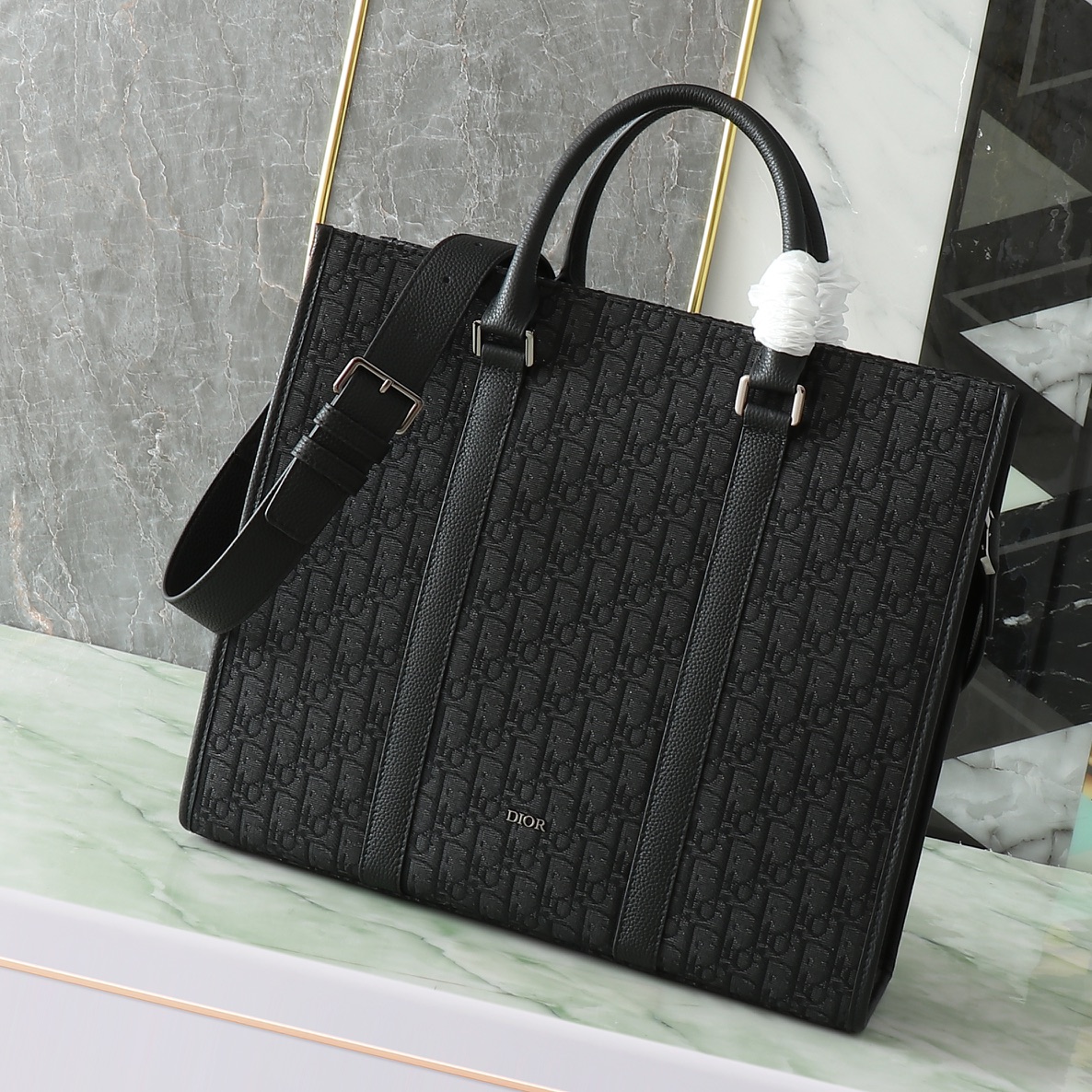 Este bolso East-West muestra un estilo elegante atemporal. Confeccionado en tela con estampado Oblique negro, reinterpr…