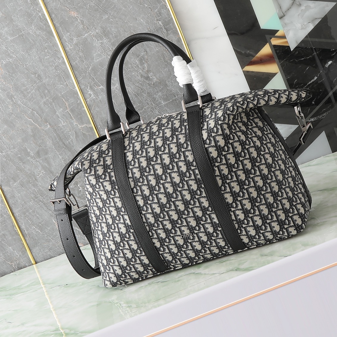 NO:204531,This Weekender 40 handbag is a lasting elegant style. It is carefully crafted in beige and black Oblique printed fabrics, with a new classic Dior pattern, decorated with black grained cowhide details and Dior logo on the front to enhance the style. It has a wide zippered main compartment for a variety of weekend and holiday supplies. It is paired with adjustable, removable shoulder straps and leather top handles for carry or shoulders. Body cotton, cowhide and tech fabrics Lining tech fabrics, cotton, cowhide Zipper main compartment Internal zipper pockets Leather top handle Adjustable, removable leather shoulder straps with lobster buckle Protective metal footrests Metal cladding brass Dior logo on the front Dior embossed logo on the interior Dior embossed dimensions 57.5 x 34.5 x 22 cm  Number: 1ESDU134YKY_H27E,Prada,dior,prada,cowhide19860909这款 Weekender 40 手袋彰显经久不衰的高雅风格.采用米色和黑色 Oblique 印花面料精心制作,全新演绎经典的 Dior 图案,饰以黑色粒面牛皮革细节和正面的 Dior 标志提升格调.设有宽大的拉链主隔层,可收纳各种周末假日的用品.搭配可调节、可拆卸的肩带和皮革顶部手柄,可手提或肩背. 主体棉,牛皮革和科技面料 里料科技面料,棉,牛皮革 拉链主隔层 内部拉链口袋 皮革顶部手柄 可调节、可拆卸的皮革肩带搭配龙虾扣 保护性金属垫脚 正面饰以金属覆层黄铜 Dior 标志 内部饰有 Dior 压花标志 尺寸57.5 x 34.5 x 22 厘米 编号: 1ESDU134YKY_H27E,普拉达,dior,prada,cowhide,Bag