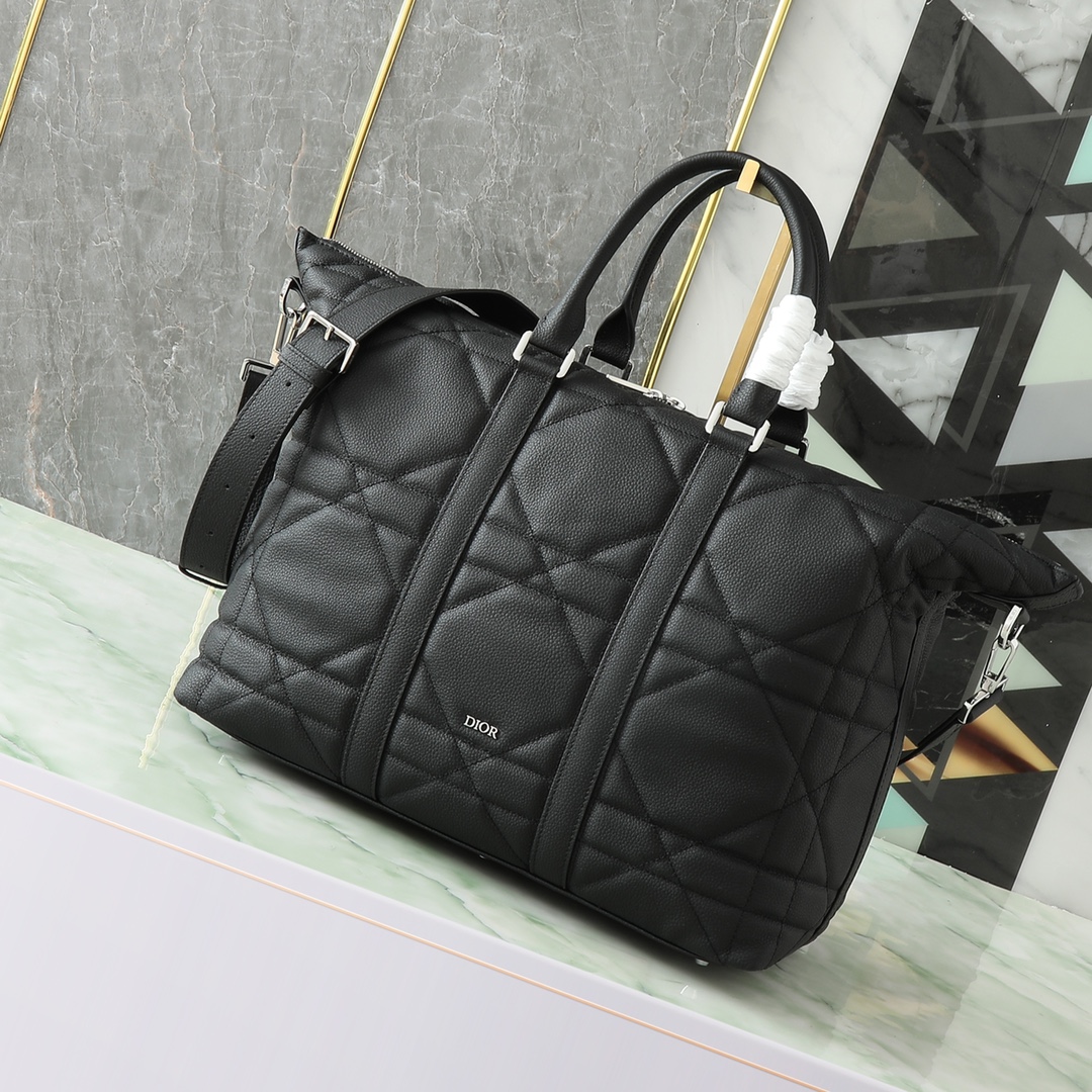NO:204538,This Weekender 40 handbag is a long-lasting elegant style. It is carefully crafted in black cowhide leather and decorated with a larger rattan check pattern. It has a new interpretation of the classic Dior pattern and is decorated with the Dior logo to enhance the style. It has a wide zippered main compartment to accommodate a variety of weekend and holiday supplies. It is paired with adjustable and removable shoulder straps and leather top handles for carrying or shoulders. Number: 1ESDU134YKY Dimensions 57.5 x 34.5 x 22 cm (L x H x W), Prada, dior, prada, cowhide19860909这款 Weekender 40 手袋彰显经久不衰的高雅风格.采用黑色牛皮革精心制作,饰以加大藤格纹图案,全新演绎经典的 Dior 图案,饰以Dior 标志提升格调.设有宽大的拉链主隔层,可收纳各种周末假日的用品.搭配可调节、可拆卸的肩带和皮革顶部手柄,可手提或肩背. 编号: 1ESDU134YKY 尺寸57.5 x 34.5 x 22 厘米（长 x 高 x 宽）,普拉达,dior,prada,cowhide,Bag