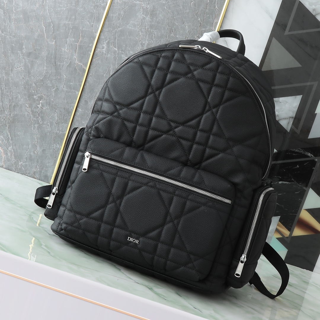 Esta mochila es una novedad de la colección de moda masculina de invierno 2024, que combina estilo moderno con espíritu…