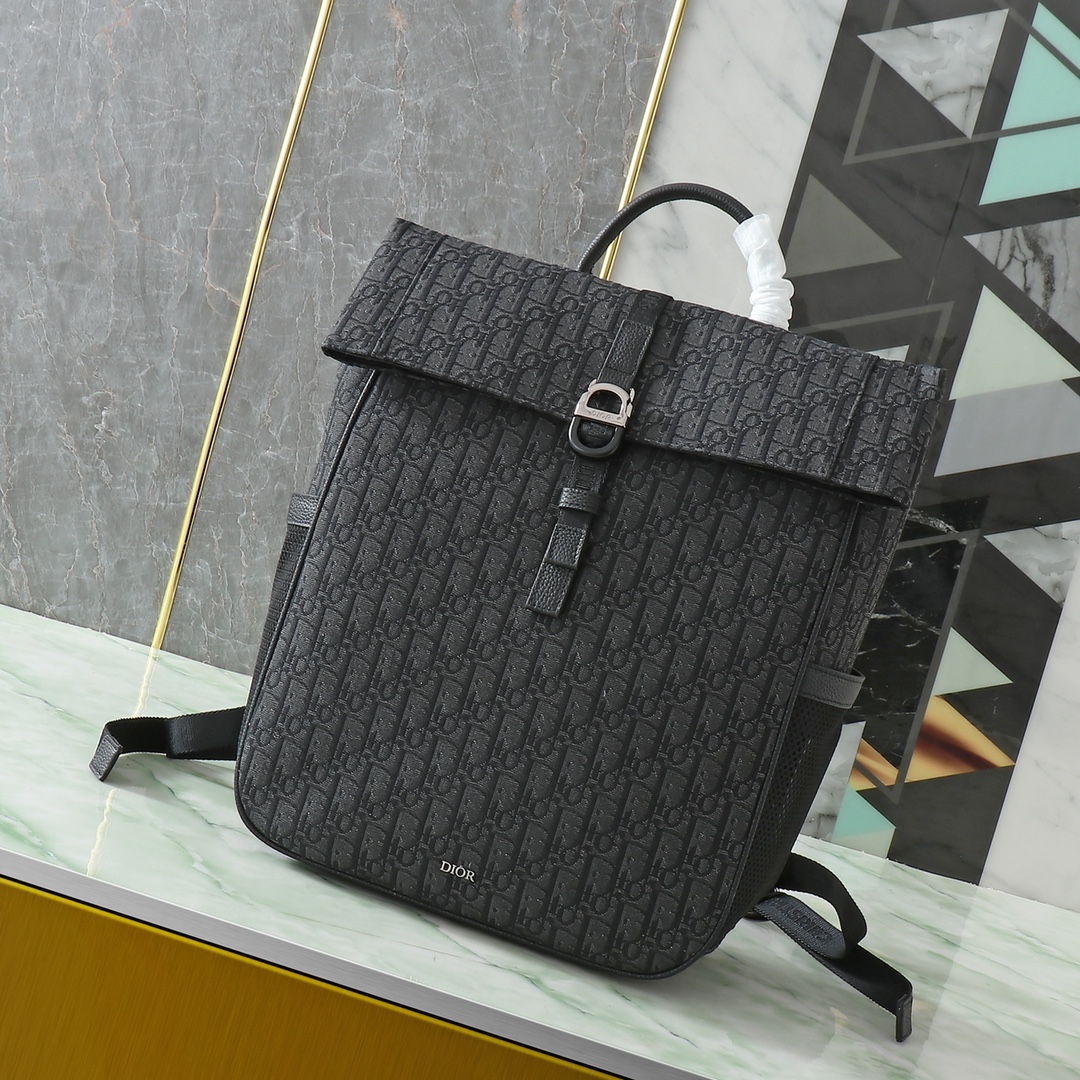 Esta mochila Dior 8 de apertura superior es una novedad de la colección de moda masculina de primavera 2025, elegante y…
